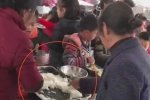 大媽搶小學生飯菜回家喂豬喂雞