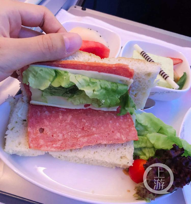 機上餐飲服務被指縮水，以前的主食正餐被三明治替代。 本文圖片 飛客茶館網友