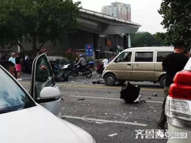 事故現(xiàn)場多輛車受損
