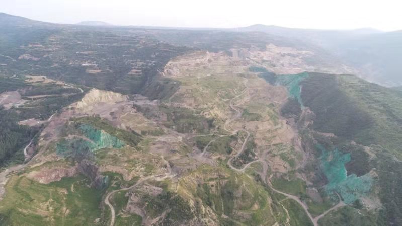 三門峽礦企將裸露山體噴綠 相關公司稱顏料為固沙劑