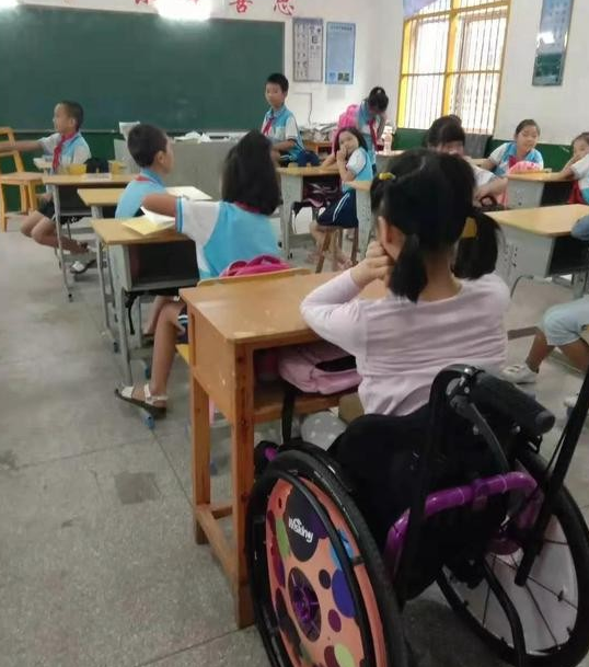 學(xué)生做俯臥撐癱瘓