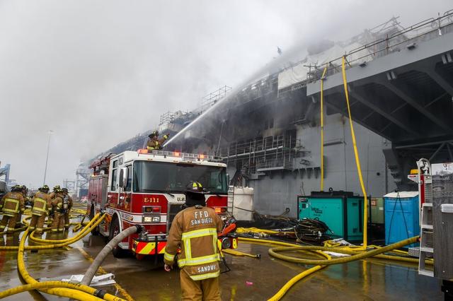美攻擊艦仍在燃燒