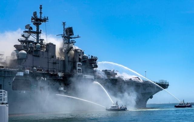 美攻擊艦仍在燃燒