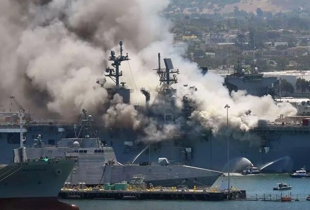 美攻擊艦仍在燃燒