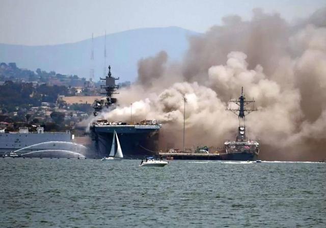 美攻擊艦仍在燃燒