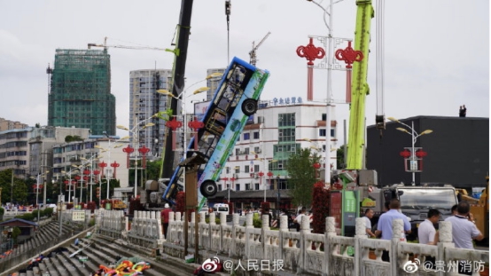 貴州一大巴沖進水庫