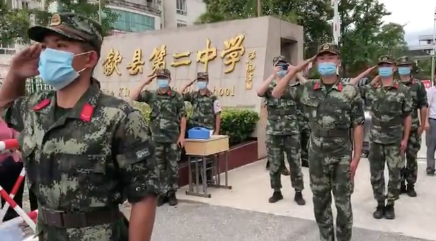 安徽歙縣補考考生鞠躬謝武警
