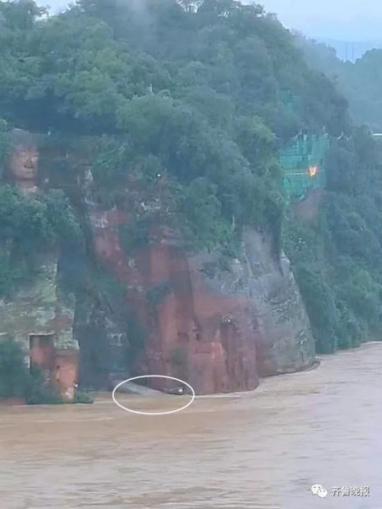 樂山大佛腳趾頭被洪水漫過
