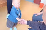 1歲寶寶與101歲老人世紀(jì)握手