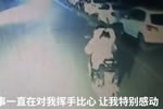 公交司機為母女照亮回