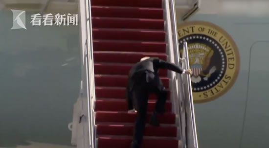 拜登登機(jī)時(shí)連摔3次