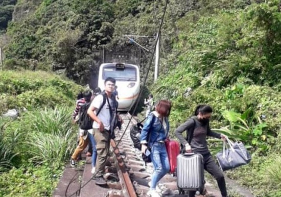 臺鐵列車發生出軌事故 多人無生命征象