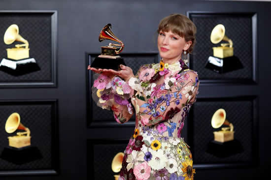 加利福尼亞州洛杉磯 - 3 月 14 日：泰勒·斯威夫特 (Taylor Swift) 在第 63 屆年度紅地毯上與她的格萊美