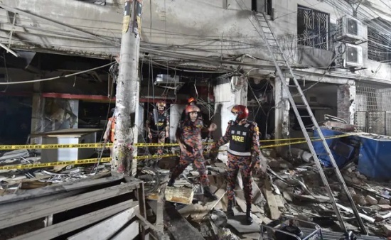 孟加拉國發生疑似瓦斯爆炸事故后，消防員救援人員檢查現場