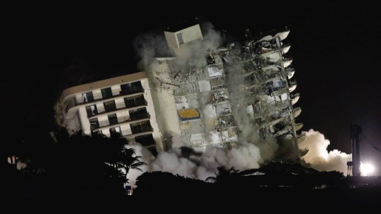 美國倒塌公寓剩余建筑被爆破拆除