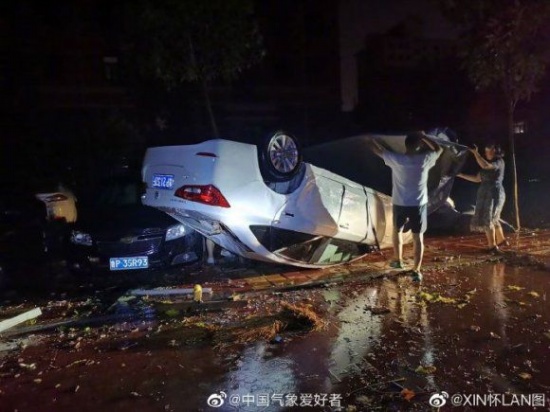 山東莘縣現(xiàn)龍卷風(fēng) 多輛汽車被掀翻