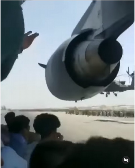 阿富汗男子掛在起飛的飛機上