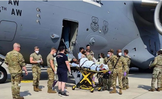 阿富汗婦女美軍飛機(jī)上生下女嬰