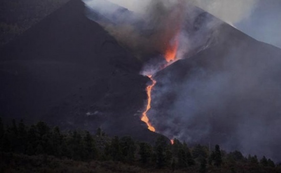 西班牙火山墜落的熔巖塊與建筑物一樣大