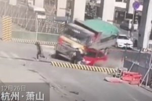 杭州一工程車側翻3路