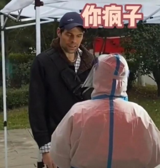 西安一外籍男子當(dāng)眾辱罵防疫人員