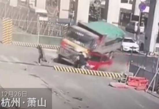 杭州一工程車側(cè)翻3路人被石子掩埋