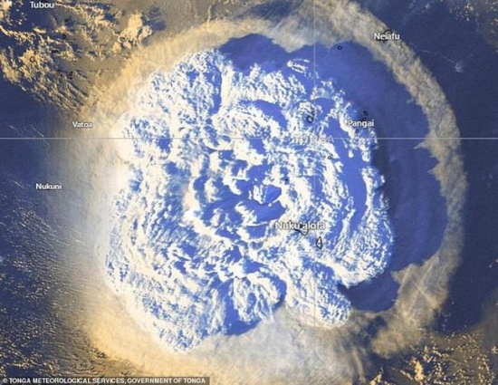 湯加火山噴發(fā)現(xiàn)場(chǎng)似“核爆”升起蘑菇云