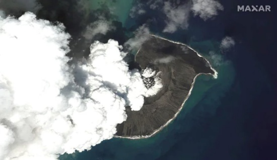 受海嘯襲擊后湯加的衛星圖像