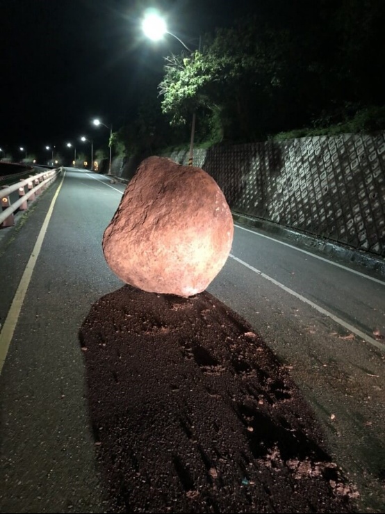 臺灣發生79起地震 10噸重巨石掉落