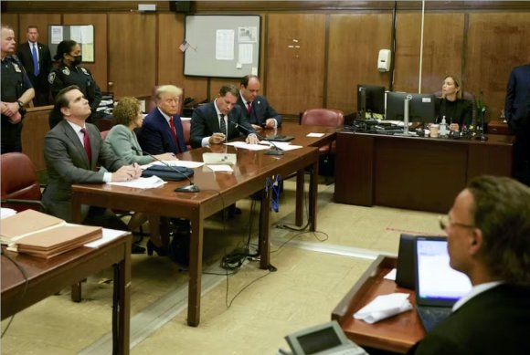 謹(jǐn)慎的美國在刑事法庭上關(guān)注特朗普,希望伸張正義