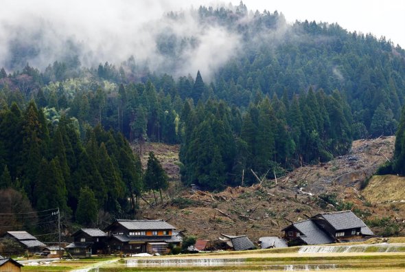 2024年1月7日，日本石川縣輪島山體滑坡和地震后受損房屋的景象。