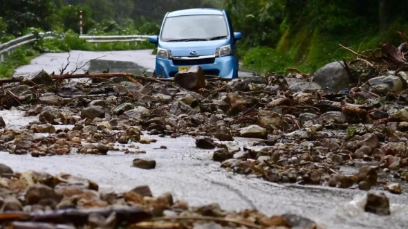 路透社2024年9月21日，日本石川縣輪島，暴雨引發山體滑坡，道路被石頭覆蓋。