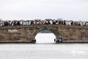 國(guó)慶景區(qū)人從眾 西湖斷橋