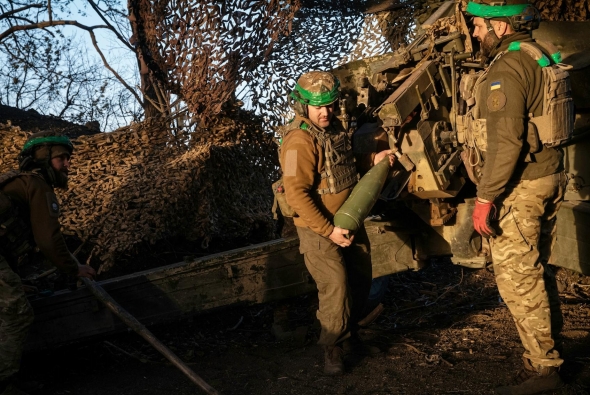 2024年10月1日，烏克蘭國民警衛隊士兵與第15旅的炮兵連在烏克蘭頓巴斯地區準備發射炮彈。