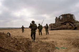 以色列軍隊(duì)在地面行