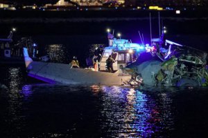 美國陸軍直升機在華盛頓上空與客機相撞
