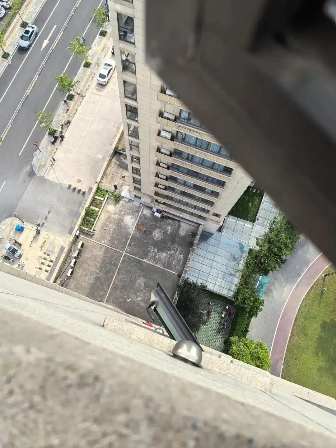 杭州3歲男孩從18樓墜落奇跡生還