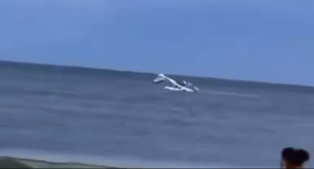 晚上7點30分左右，飛機(jī)在705號海洋大道附近的海岸墜入大海。