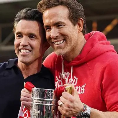 雷克瑟姆隊晉級英冠聯賽后,羅布·麥克爾亨尼和瑞安·雷諾茲手持獎杯合影