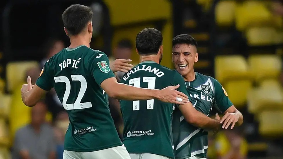 馬塞利諾·努涅斯在諾維奇城隊打進第二個進球后與隊友一起慶祝