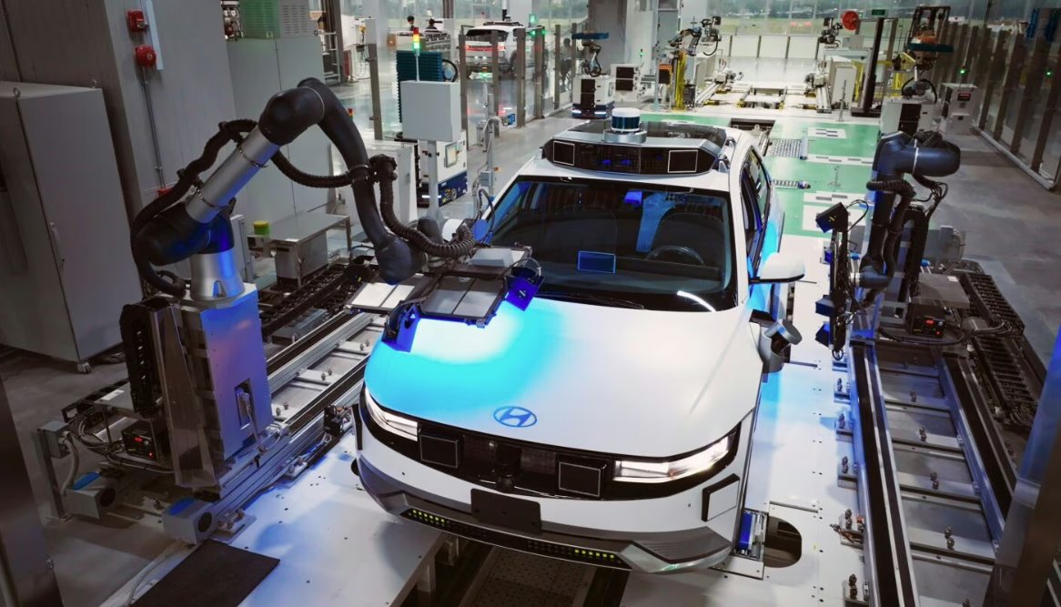 一輛電動(dòng)汽車正在新加坡組裝