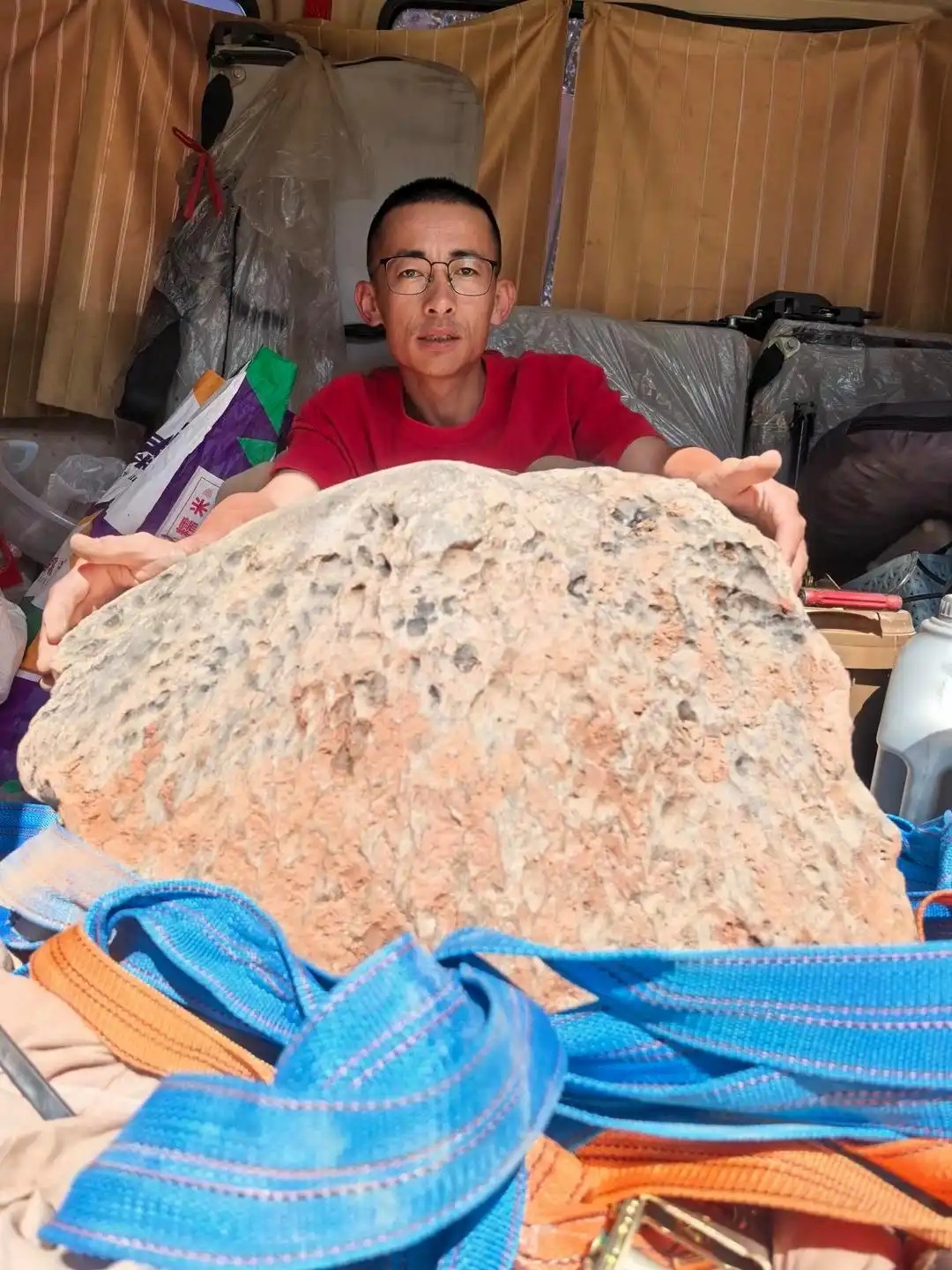 步凡和隕石合影