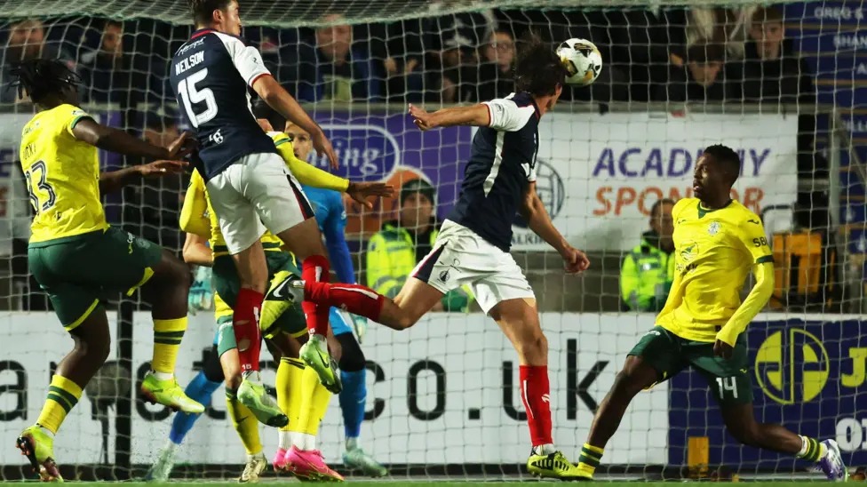 利亞姆·亨德森為法爾科克隊攻入扳平比分的一球，擊敗了希伯尼安隊