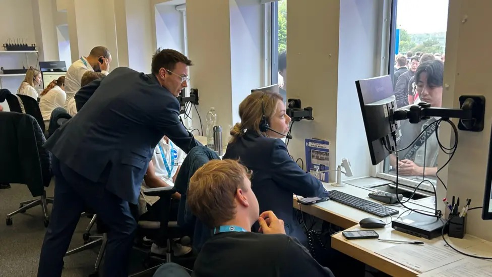 工作人員坐在美國(guó)運(yùn)通體育場(chǎng)布萊頓售票處回答球迷們關(guān)于門票的問(wèn)題