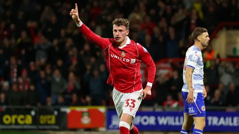 威爾士前鋒內森·布羅德黑德慶祝