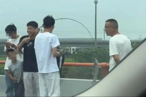 高速堵車堵出松弛感 有人