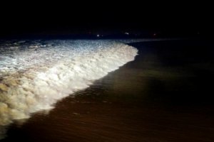 錢(qián)塘江現(xiàn)震撼月亮潮