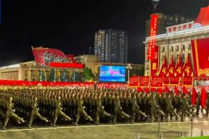 朝鮮閱兵 援俄方隊高舉朝俄國旗亮相