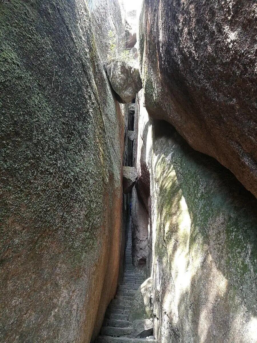 福建太姥山一180斤游客卡在一線天石縫里