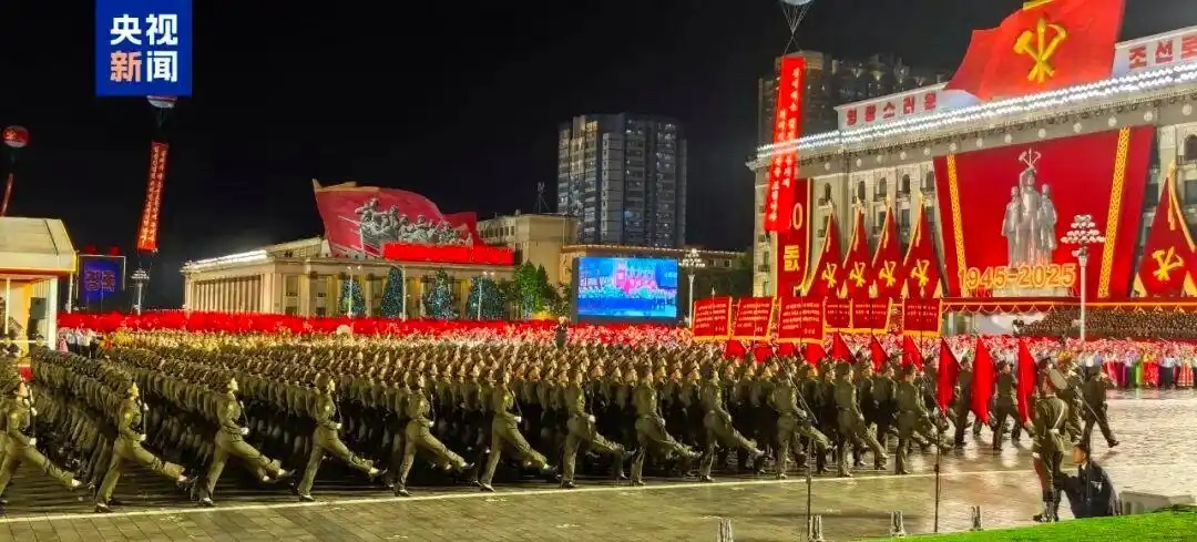 朝鮮閱兵 援俄方隊(duì)高舉朝俄國(guó)旗亮相